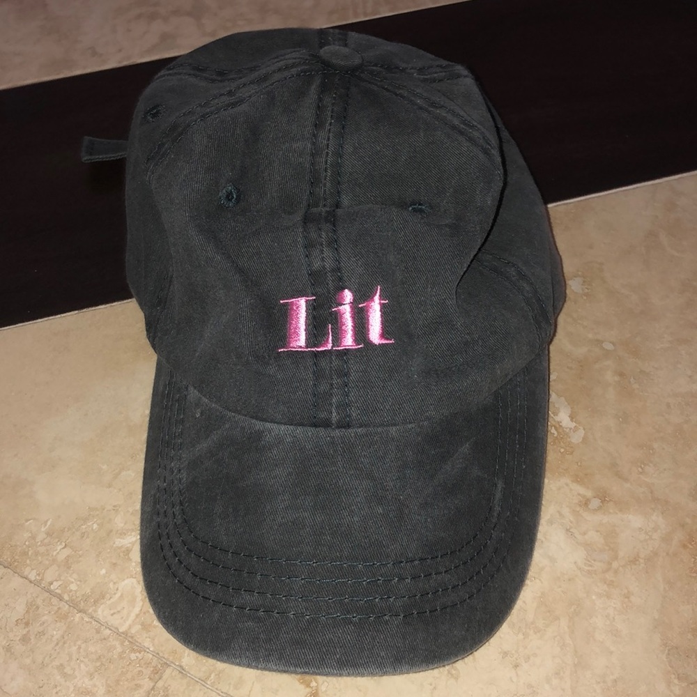 Dark gray/black baseball cap